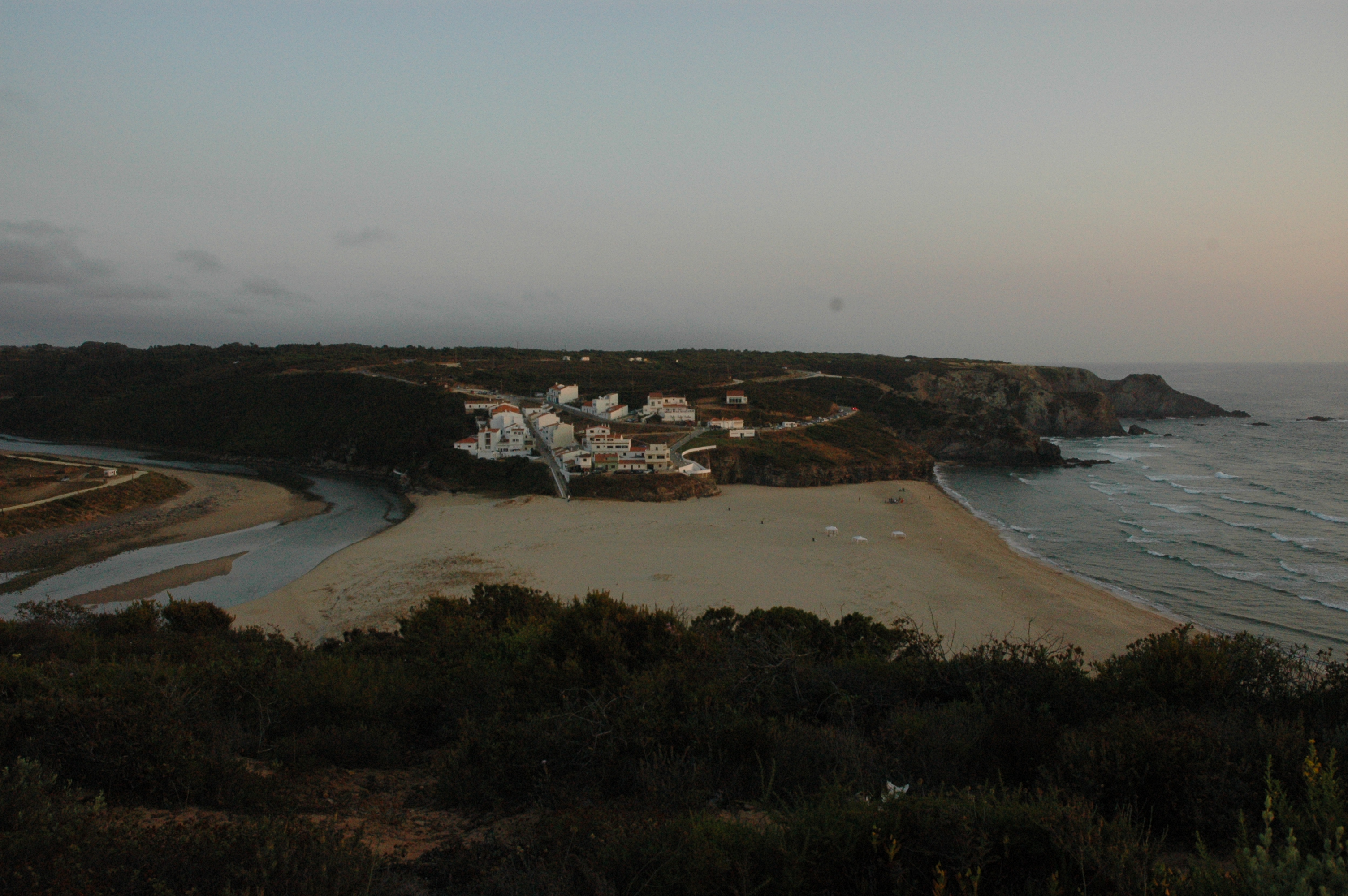 Blick auf den Strand von Odeceixe an der Costa Vicentina