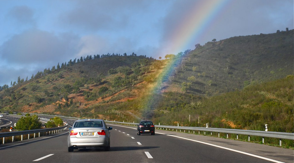 Regenbogen über der Algarve-Autobahn