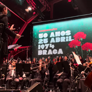Tausende singen das Revolutionslied Grândola Vila Morena in Braga
