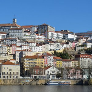 Coimbra vom Rio Mondego aus gesehen