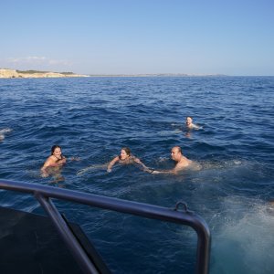 Baden vom Boot aus.